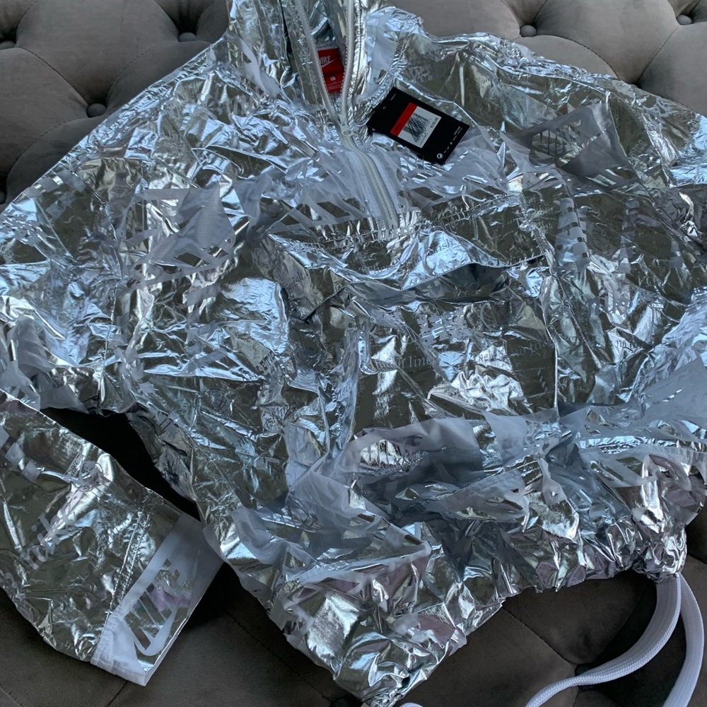 🚫SOLD🚫 NIKE'S METALLIC SILVER LOGO JACKET women L nwt - Picture 3 of 9